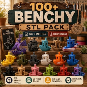 Pode incluir: Uma coleção de modelos de barcos impressos em 3D em várias cores e estilos, incluindo um navio pirata roxo e um barco de pato amarelo. Uma placa de madeira acima diz 100+ BENCHY STL PACK, com texto sobre arquivos prontos para impressão.