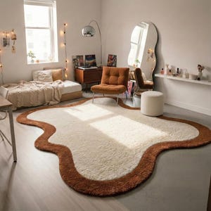 Handgetuft wollen tapijt, onregelmatig golvend kloddertapijt, retro crèmekleurig en roestbruin vloerkleed, esthetisch Deens pasteldecor voor slaapkamer