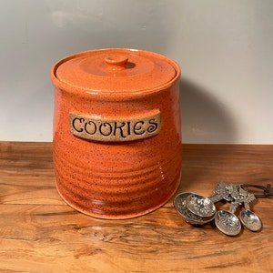 Coral Stoneware Cookie Jar: Lidded Kitchen Storage