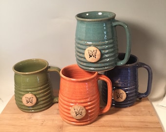 Tasse à café papillon - Faite sur mesure -16 oz -Choisissez la couleur - Image du timbre papillon - tasse moderne - Fabriqué sur commande - céramique - poterie - grès
