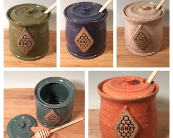 Fabriqué sur commande - Pot à miel personnalisé - Pot à miel - avec bâton de trempette en bois - Rangement de cuisine - Choisissez votre couleur