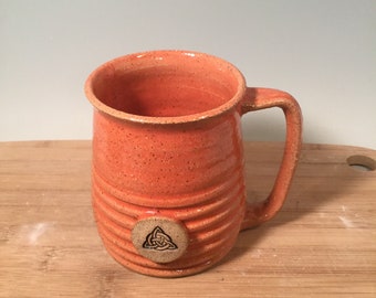 Celtic Trinity Knot Coffee Mug -orange corail-16 oz-prêt à expédier -Image de timbre irlandais -tasse moderne -Made To Order-céramique -poterie - grès