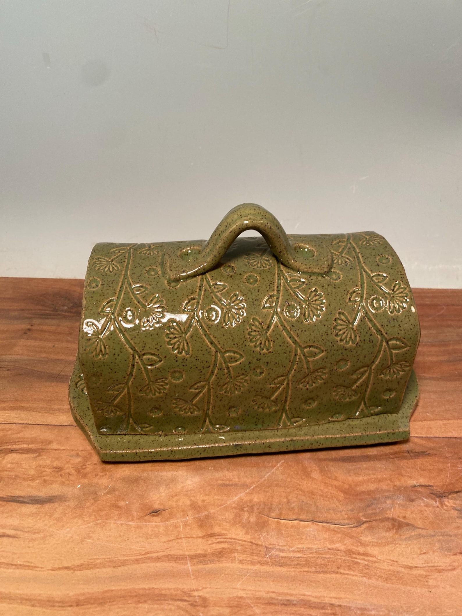 Lidded butter dish for American or European stick butter - Avocado, Floral