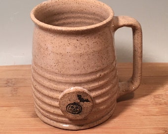 Tasse à café citrouille et chauve-souris - Blanc ivoire - Prêt à expédier -16 oz- image de timbre de crâne - Tasse à café moderne d’Halloween - céramique - poterie - grès