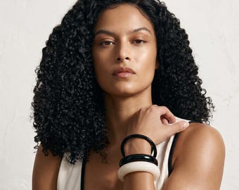 Peluca negra birmana rizada con encaje frontal