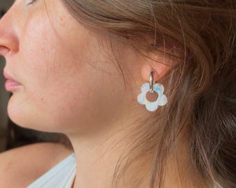 Créoles avec pampilles fleurs en résine interchangeables  | Romantiques, bijou fantaisie poétique, cadeau demoiselle d'honneur