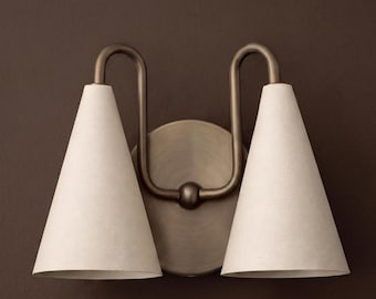 Dubbele kegelvormige wandlamp, handgemaakte messing wandlamp, mid-century modern armatuur, vintage Italiaanse Sputnik Stilnovo stijl, wandlamp met dubbele kap