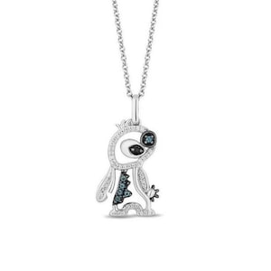 K&ouml;nnte beinhalten: Eine silberne Anh&auml;ngerkette mit einem stilisierten Kreaturendesign, das mit kleinen wei&szlig;en Diamanten besetzt ist. Die Kreatur hat ein dunkelblaues Auge, einen dunkelblauen, texturierten K&ouml;rperabschnitt und eine sternf&ouml;rmige Hand an einer Silberkette.