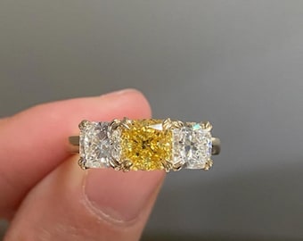Handgemachter Kanariengelber Kissenschliff drei Stein Ring, 14K Roségold, Ehering, 7 MM