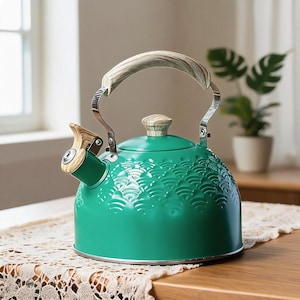 Op de afbeelding: Een talingkleurige fluitketel met een gestructureerd, reliëf schubbenpatroon op de behuizing. De ketel is voorzien van een handvat, een dekselknop en een tuitdeksel, allemaal afgewerkt met een licht houtnerfpatroon en zilverkleurige metalen accenten.