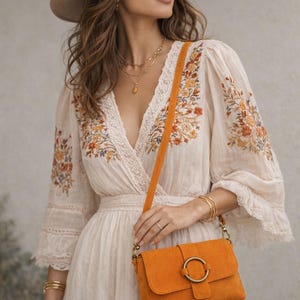 Bolso pequeño de hombro de auténtica piel de ante.