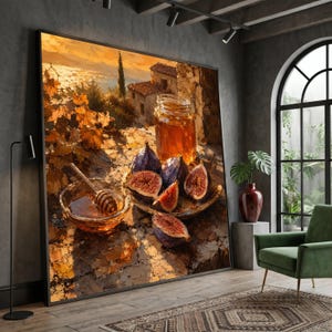 Peut inclure: Une grande impression d'art murale rectangulaire représentant un paysage méditerranéen avec un pot en verre de miel doré, un petit bol en verre avec une cuillère à miel en bois et plusieurs figues violettes coupées sur une pierre.