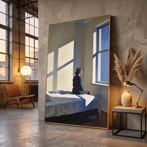 Puede incluir: Una pintura rectangular grande con marco que representa a una persona sentada en una cama dentro de una habitación de paredes amarillas con una ventana. La escena muestra patrones marcados de luz y sombra sobre la cama y las paredes.