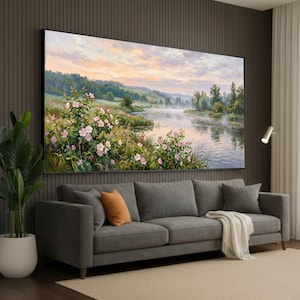 Op de afbeelding: Een groot rechthoekig landschapsschilderij met een rivier die bij zonsopgang door een mistig dal stroomt. Op de voorgrond staat een dichte groep roze wilde rozen en groen gebladerte. De lucht is gevuld met zachte perzikkleurige en blauwe wolken.