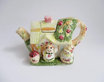 Tetera decorativa vintage con diseño de manzanas y pollitos.