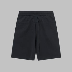 Pode incluir: Cal&ccedil;&otilde;es desportivos pretos com cintura el&aacute;stica e dois bolsos. Os cal&ccedil;&otilde;es s&atilde;o feitos de um tecido leve e respir&aacute;vel, perfeitos para treinos ou uso casual. Os cal&ccedil;&otilde;es t&ecirc;m um ajuste descontra&iacute;do e um design simples e minimalista.