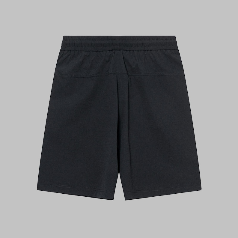 Pode incluir: Cal&ccedil;&otilde;es desportivos pretos com cintura el&aacute;stica e dois bolsos. Os cal&ccedil;&otilde;es s&atilde;o feitos de um tecido leve e respir&aacute;vel, perfeitos para treinos ou uso casual. Os cal&ccedil;&otilde;es t&ecirc;m um ajuste descontra&iacute;do e um design simples e minimalista.