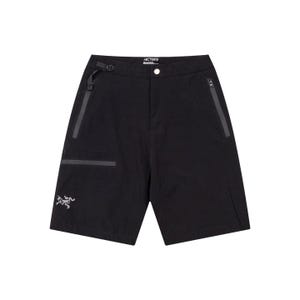 Pu&ograve; includere: Pantaloncini neri con chiusura a bottone, passanti per cintura e multiple tasche con cerniera. I pantaloncini presentano un piccolo logo bianco sulla gamba sinistra e il nome del marchio in vita. Questi pantaloncini sono progettati per attivit&agrave; all'aperto.