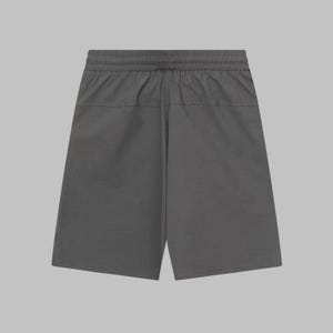 Pode incluir: Cal&ccedil;&otilde;es cinza carv&atilde;o com c&oacute;s el&aacute;stico. Os cal&ccedil;&otilde;es t&ecirc;m um ajuste descontra&iacute;do e um design simples, adequados para uso casual. Os cal&ccedil;&otilde;es s&atilde;o feitos de um tecido leve.