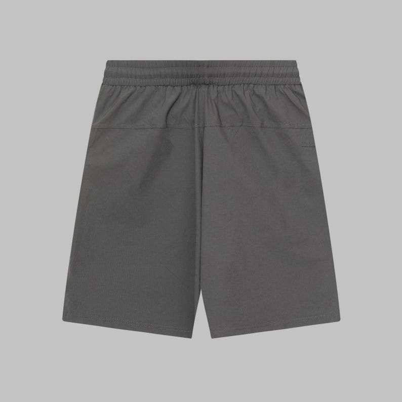 Pode incluir: Cal&ccedil;&otilde;es cinza carv&atilde;o com c&oacute;s el&aacute;stico. Os cal&ccedil;&otilde;es t&ecirc;m um ajuste descontra&iacute;do e um design simples, adequados para uso casual. Os cal&ccedil;&otilde;es s&atilde;o feitos de um tecido leve.