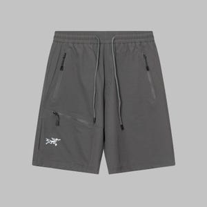 Pode incluir: Cal&ccedil;&otilde;es desportivos cinzentos com v&aacute;rios bolsos com z&iacute;per e cintura com cord&atilde;o. Os cal&ccedil;&otilde;es apresentam um log&oacute;tipo branco na perna esquerda. Feitos de um material leve e dur&aacute;vel. Perfeitos para desporto ou uso casual.