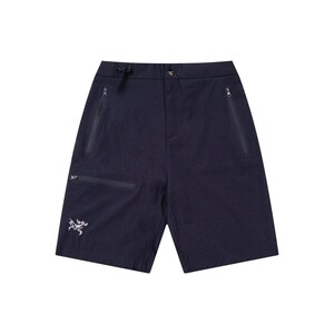 Pu&ograve; includere: Pantaloncini blu navy con multiple tasche con cerniera e vita con coulisse. I pantaloncini presentano un piccolo logo bianco sulla gamba sinistra. Questi pantaloncini sono progettati per attivit&agrave; all'aperto e sono realizzati in un materiale leggero e resistente.