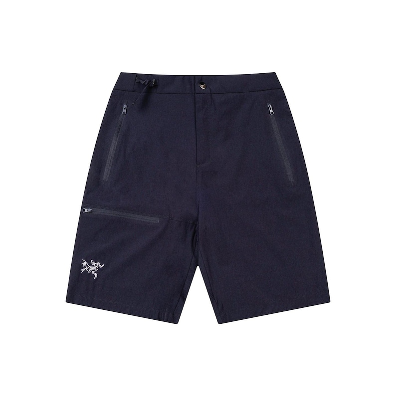 Pu&ograve; includere: Pantaloncini blu navy con multiple tasche con cerniera e vita con coulisse. I pantaloncini presentano un piccolo logo bianco sulla gamba sinistra. Questi pantaloncini sono progettati per attivit&agrave; all'aperto e sono realizzati in un materiale leggero e resistente.