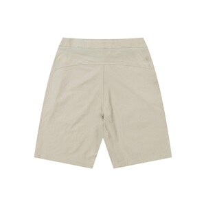 Pu&ograve; includere: Un paio di pantaloncini beige. I pantaloncini hanno una vita alta e una vestibilit&agrave; rilassata, con una cucitura visibile al centro davanti e dietro. Il tessuto sembra leggero e leggermente strutturato, adatto al clima caldo. Misurano circa 40 cm.