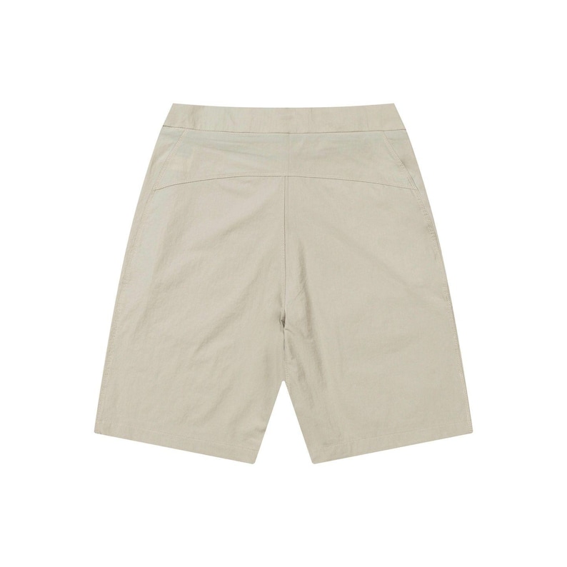 Pu&ograve; includere: Un paio di pantaloncini beige. I pantaloncini hanno una vita alta e una vestibilit&agrave; rilassata, con una cucitura visibile al centro davanti e dietro. Il tessuto sembra leggero e leggermente strutturato, adatto al clima caldo. Misurano circa 40 cm.