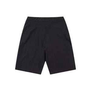 Pu&ograve; includere: Pantaloncini neri a vita alta e dalla vestibilit&agrave; sartoriale. I pantaloncini hanno un design minimalista con una texture liscia e dettagli di cucitura visibili. Il capo &egrave; realizzato in un tessuto scuro a tinta unita.