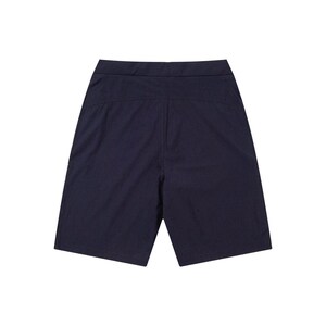 Pu&ograve; includere: Pantaloncini blu navy dal design sartoriale. I pantaloncini hanno un davanti piatto e un'estetica semplice e pulita. Il tessuto sembra essere un materiale leggero, adatto alla stagione calda.