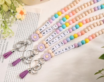 Cordino identificativo personalizzato per infermieri con nome, porta badge in silicone con perline e nappa in stile boho.