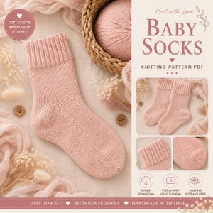 Puede incluir: Un calcetín de bebé tejido en color rosa claro con un puño acanalado. La imagen incluye el texto Knit with Love BABY SOCKS KNITTING PATTERN PDF, junto con fotos insertadas de los calcetines e iconos de descarga, tutorial y tallas.
