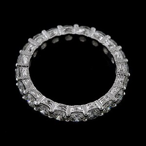 K&ouml;nnte beinhalten: Ein silberner Ewigkeitsring mit einer Reihe runder, klarer, gefasster Diamanten.