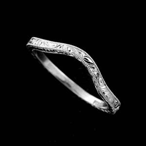 Zilveren contourtrouwring, dunne zilveren trouwring, gegraveerde trouwring, gebogen trouwring, delicate band, scroll gegraveerde band
