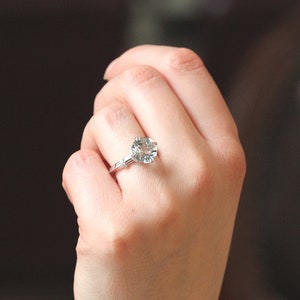 Anillo de compromiso de aguamarina de halo oculto de 10 mm, anillo de propuesta de diamantes de pavimento, anillo de piedra de color de estilo contemporáneo, anillo único imagen 4