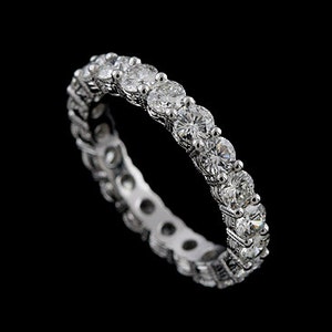 K&ouml;nnte beinhalten: Ein klassischer Diamant-Ehering mit einer Reihe runder Brillanten, die in eine Wei&szlig;gold-Schiene gefasst sind.