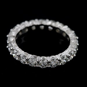 K&ouml;nnte beinhalten: Ein silberner Ewigkeitsring mit einer Reihe runder, klarer Diamanten.