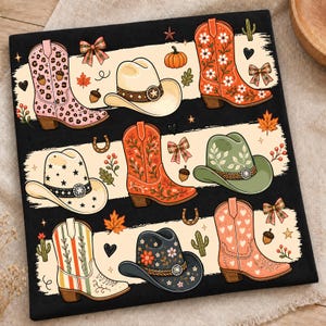 Puede incluir: Un estampado de tela rectangular negro con un patrón repetitivo de botas vaqueras y sombreros. Las botas muestran varios diseños que incluyen estampado de leopardo, motivos florales y corazones. Los sombreros están decorados con estrellas y flores.