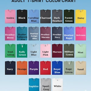 Puede incluir: Tabla de colores de camisetas para adultos, que muestra una variedad de colores que incluyen Azalea, Negro, Azul Carolina, Carb&oacute;n, Gris oscuro, Verde bosque, Margarita, Heather Berry, Heather Galapagos Blue, Heather Indigo Blue, Heather Maroon, Heather Navy, Heather Royal, Heliconia, Verde irland&eacute;s, Verde Kelly, Azul claro, Rosa claro, Granate, Verde militar, Menta, Marino, Naranja, P&uacute;rpura, Rojo, Azul real, Verde salvia, Arena, Zafiro, Gris deportivo y Blanco.