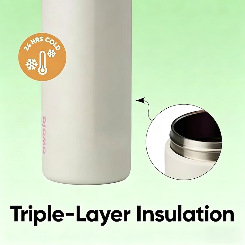 Op de afbeelding: Een witte ge&iuml;soleerde waterfles met een zwart interieur en zilveren rand. De fles heeft de merknaam "owala" in roze. Een oranje sticker geeft aan dat de fles de inhoud 24 uur koud houdt. De tekst "Triple-Layer Insulation" staat onderaan.