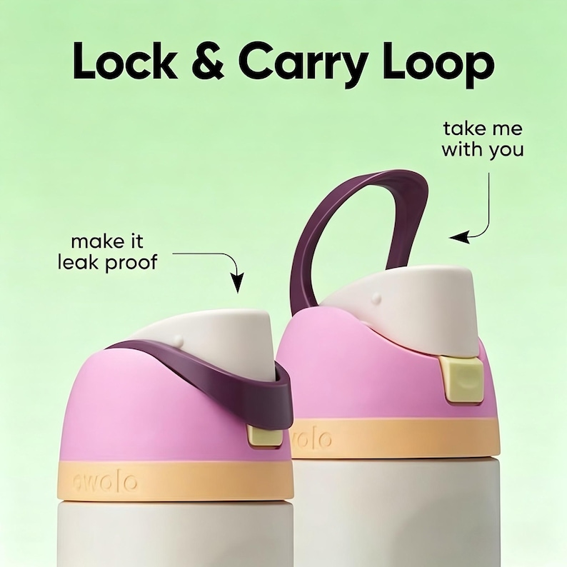 Op de afbeelding: Twee roze waterflesdoppen met paarse draaglussen worden getoond. De doppen hebben een cr&egrave;mekleurige bovenkant en een beige basis. De tekst "Lock & Carry Loop" staat bovenaan, met pijlen die naar de functies wijzen.