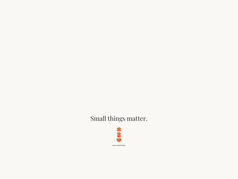 Puede incluir: Un dise&ntilde;o minimalista con la frase &laquo;Small things matter&raquo; en fuente serif. Debajo, tres formas naranjas: una estrella, una estrella de cuatro puntas y un coraz&oacute;n. El fondo es de color beige claro.
