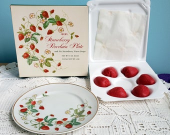 Vintage 1978 AVON Strawberry Porcelain Dessert Plate 22K w//6 Guest Soaps NIB