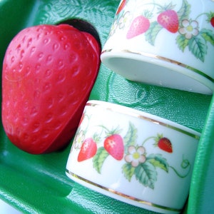 2 Sets of Avon 1978 Vintage Strawberry Porcelain Napkin Rings and Guest Soap, New in Box image 3