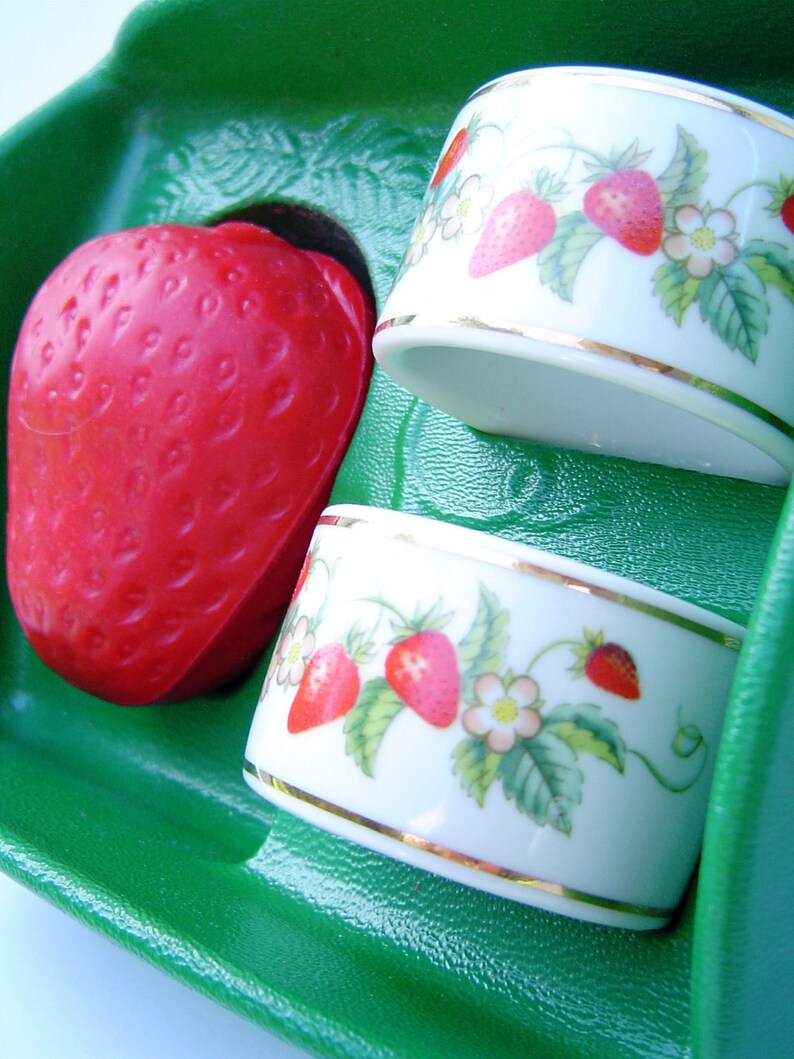 2 Sets of Avon 1978 Vintage Strawberry Porcelain Napkin Rings and Guest Soap, New in Box image 3