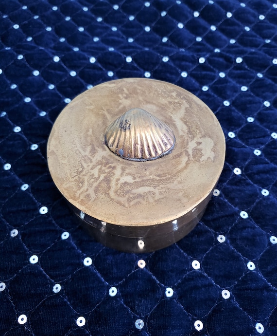 Vintage 1980s Enesco Solid Brass Seashell Round H… - image 1