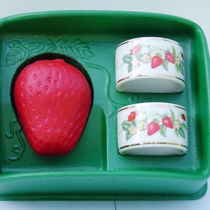 2 Sets of Avon 1978 Vintage Strawberry Porcelain Napkin Rings and Guest Soap, New in Box image 5