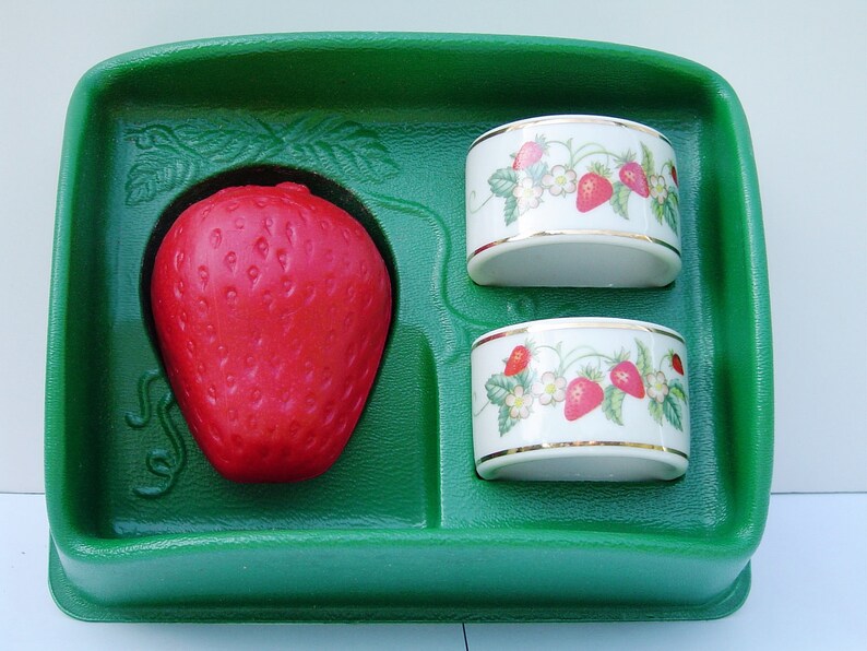 2 Sets of Avon 1978 Vintage Strawberry Porcelain Napkin Rings and Guest Soap, New in Box image 5