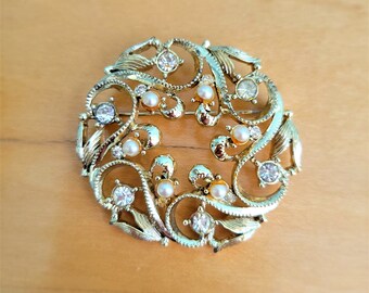 Vintage 1960s Gold tone  Sarah Coventry Wreath Brooch with Faux Pearls and Crystal Rhinestones